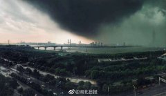 武汉发布暴雨红色预警 电闪雷鸣1秒黑天