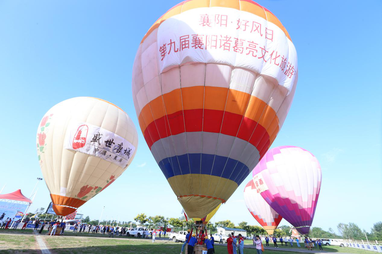 热气球联赛襄阳站火热进行 喷火巡游点燃天空节(图4)