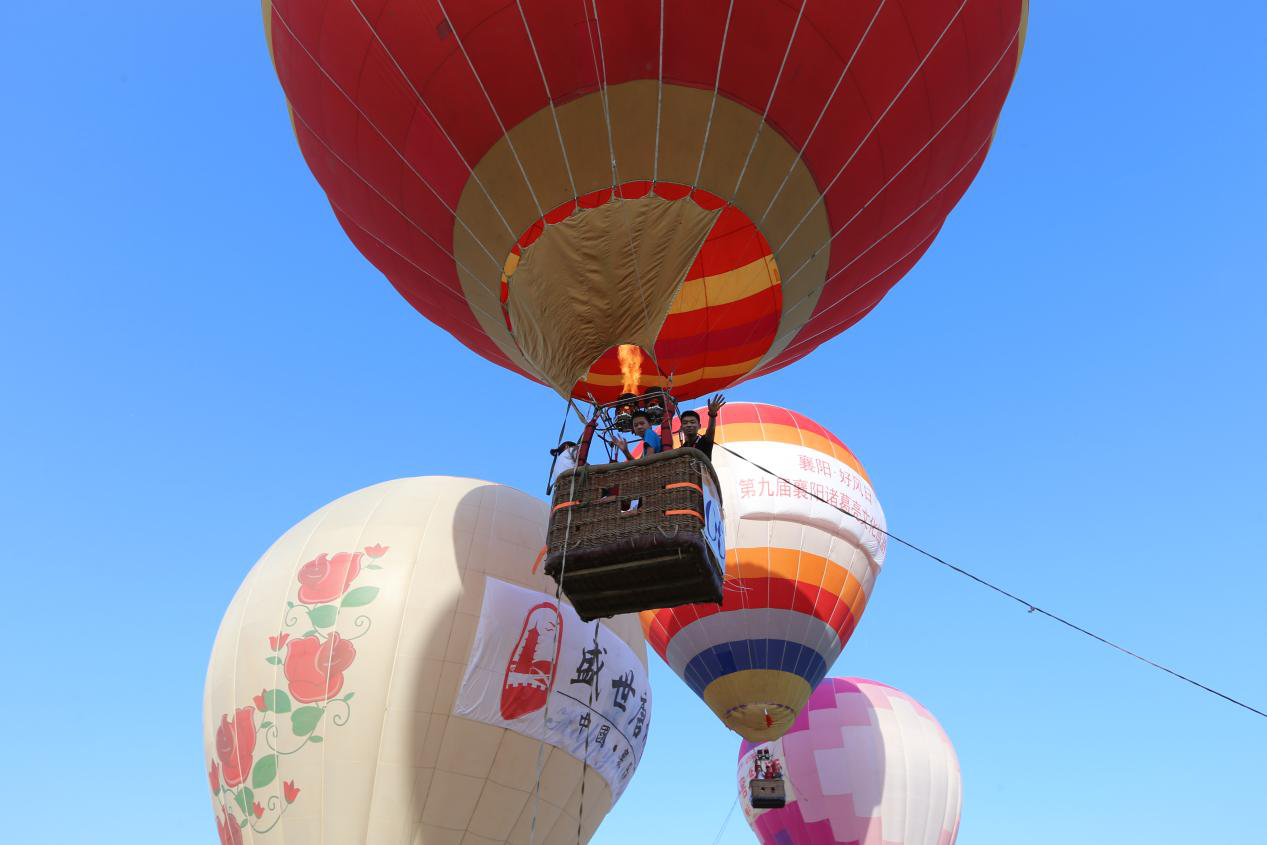 热气球联赛襄阳站火热进行 喷火巡游点燃天空节(图6)